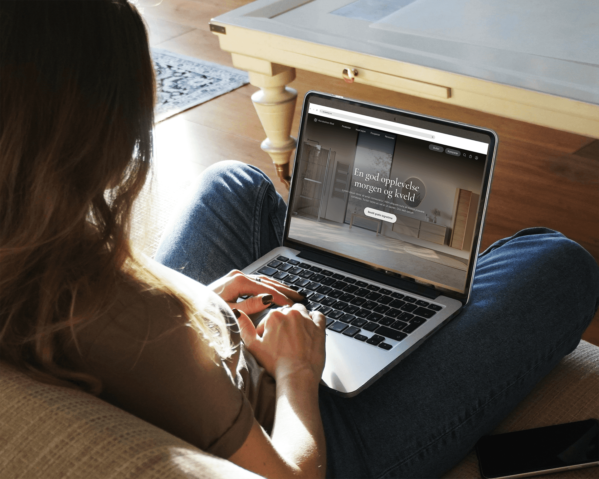 Kvinne som ser på Korsbakken-nettstedet på en laptop